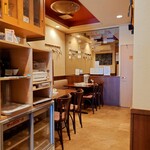 ビストロ コゥジィ - 店内奥は左右に分かれてテーブル席があります。