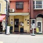 ビストロ コゥジィ - この右に、最近テレビで取り上げられた"初台百貨店"があります。