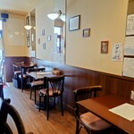 ビストロ コゥジィ - 玄関入ってすぐ左のテーブル席。