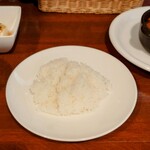 ビストロ コゥジィ - お皿にくっつかない、見事な"炊き"と"蒸らし"のライス。