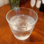 ビストロ コゥジィ - 着席後すぐに提供してくれる冷たいお水。