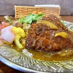 大衆中遊華食堂 八戒 - カツの合間に見える咖喱炒飯がまた美味い！？