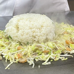 美ゆき - 海老とバラ肉、キャベツともやし、ご飯とそば、2種の食材を3回に分けて加えていきます。