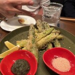 ブルー マーケット ブラザーズ - 大ぶりのアスパラを塩かバジルソースで。しみじみ旨い