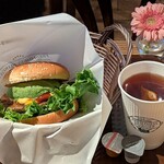 フレッシュネス・バーガー - 料理写真:FRESHNESS BURGER 要町店 クラシックアボカドチーズバーガー 税込890円 + オーガニックティー 税込360円