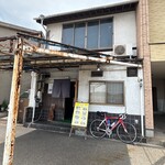 鞆の浦　魚処　鯛亭 - お店の外観です。錆びて壊れたままの外待ちの用の屋根の柱が、哀愁を増してます。