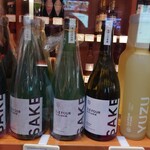Bachstüb'l - 酒店のショウウインドウにある日本酒