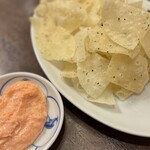 餃子酒場 一世一代 - お通しの皮のパリパリ。案外ハマる！