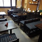 手打ちそば恵比寿 - 店内へ入って左側のテーブル席です。その奥には畳席があります。