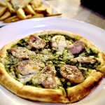 Yonchome Cafe - ソーセージとバジルピザ