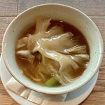 301048507 - でかいフカヒレ　スープがクリーミーでコクがあって美味しい　コラーゲンたっぷり