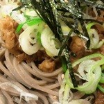 おらが蕎麦 - 旨辛牛肉そばはなかなかスパイシー。でも牛肉はつけ汁に入れた方が良いのでは？