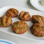 Yang Deaw Restaurant - 「トート・マン・プラー」、魚のすり身にインゲン豆などを混ぜて揚げたもの、ほぼ薩摩揚げ