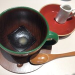 Art Gallery Cafe 茶々華 - お皿の小さな凹みは、スプーン置き場