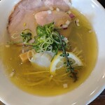 麺屋 真心 - 帆立の金の塩そば　帆立が２枚乗っています