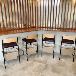 カウンター4席ございます