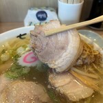 しょうがラーメン 七の庫 - チャーシューリフト。