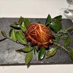 301057166 - ■Ormeau 蝦夷アワビ：黄金色のパイに包まれた「鮑パイ包み」。ナイフを入れる前の完璧な佇まい