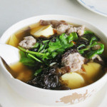 Yang Deaw Restaurant - 「ケーン・チュート」、豆腐やツミレなどが入ったすまし汁風スープ