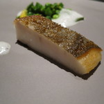 ライラ - 山口産マナガツオ、オニオンのエミュルションと赤ワインのソース