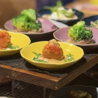 小皿で楽しむ8種の前菜盛り合わせや、名物！炭火焼き肉料理