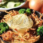 ログホテル ザ メープルロッジ - 料理写真:【ランチ】タオル＆ドリンク付「玉ねぎチーズ焼きカレー」フライドオニオンと甘い玉ねぎが相性抜群！
