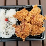 キッチン バスストップ - バーベキュースパイスをかけた唐揚げ…とはいえ、スパイスが唐揚げと同化しちゃってるのでとても分かりづらいかと。