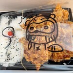 キッチン バスストップ - トレーに入りきらないほど大きい唐揚げが4つ入っていて、サッカー台には包装用のラップが置かれていました。