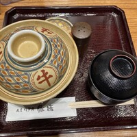 豚捨 KITTE丸の内店 - 蓋の牛という文字がいい
