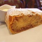 Café Mozart - 極薄パイにリンゴがドッサリ