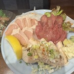 八幸 本店 - 鳥刺し盛り合わせ　モツが溶けます（笑）