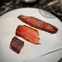 ラ・ロカンダ ザ・リッツ・カールトン京都 - まだディナー前のレセプション。
                      驚きました。これ、全部お魚の燻製ですね。