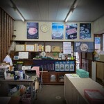 荒井川魚店 - 歴史ある店内