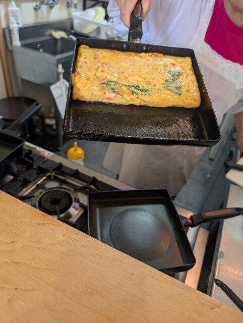 だし巻き だし巻き卵できた！ 割烹の人が四角いフライパンで作るもんだと