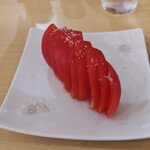 横堀餃子   - 冷やしトマト。照明の関係か、真っ赤に写ってしまいます