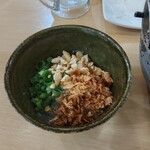 横堀餃子   - 追加・春雨。春雨が見えないほどのカシューナッツ・フライドオニオン・青ネギ