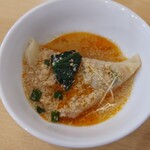 横堀餃子   - 水餃子は焼餃子と皮・形状が異なります