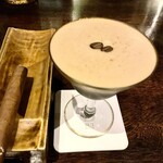 Cigar Bar SUI - カクテル「コーヒーメスカル・ネグローニ？」に懐かしい葉巻ラファエルゴンザレスのロンズデールをマリアージュさせた。