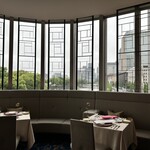 SALONE TOKYO - 窓際席。何やら結納らしき食事会が催されていたっぽい。