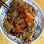 西口やきとん - ナンコツ皿、通称コツ皿。七味をたっぷりかけていただきましょう。