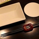 Zenseki Koshitsu Yumeya Kyoumachi Shizuku - 白い取り皿っと黒いリユース箸