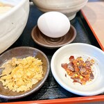 手打ちうどん 大蔵 - 生玉子や、鬼辛い唐辛子など
      少しずつ段階踏まえて、味変を是非(^^♪