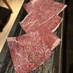 炭火焼肉 焼きしゃぶ にく式 - 赤肉でも霜降り