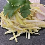 中華料理 徳武 - 黄ニラとホタテ　黄ニラはとても柔らかい