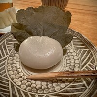 旬房 - 葉っぱの模様がお餅に刻まれていて綺麗。このかしわ餅は美味しかった!