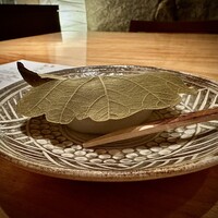 旬房 - 優雅な見栄えのかしわ餅が運ばれてきた