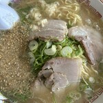 江ちゃんラーメン - クラッシュニンニクとゴマ投入♬