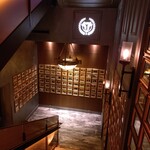 ベンジャミンステーキハウス - 店内に向う階段①