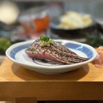 寿し辰 - 炙り鰹。
      4.6Kgと特別大きいわけではないけど、このサイズになると皮が固すぎるそうなので、炙りにしてくれました(^^)