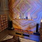 ベンジャミンステーキハウス - 店内に向う階段②